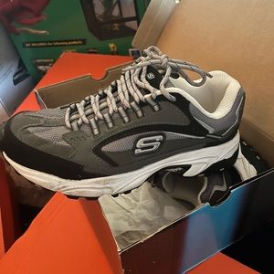 Men’s sneakers size 8